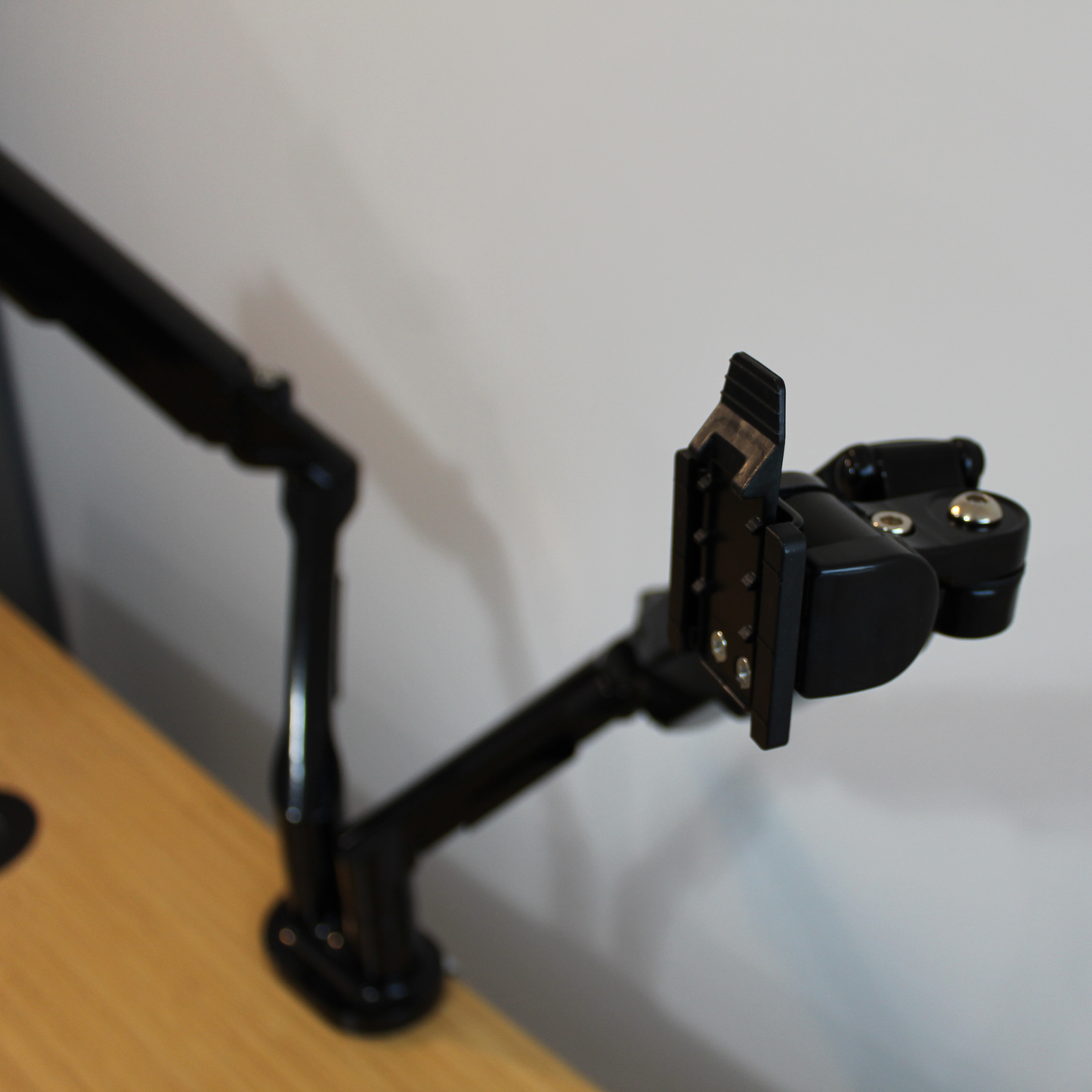 Ergonomyx Dual Monitor Desk Mount