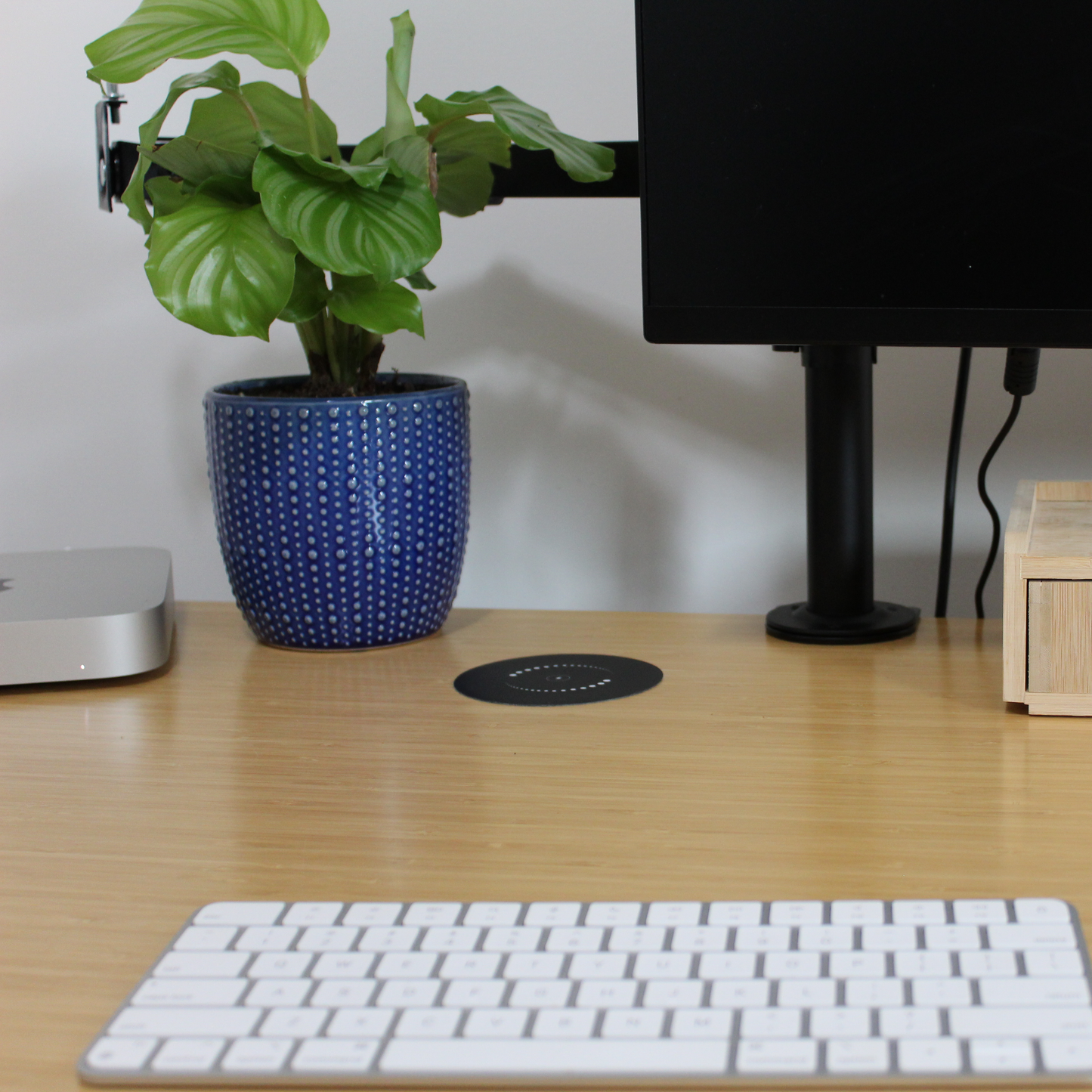 Ergonomyx In Desk Long Distance Wireless Phone Charger